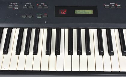 Yamaha-SY-22 vector synth (2 keys faulty)